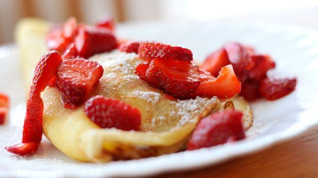 Rezept: Pfannkuchen mit Vanilleeis, Erdbeeren und Schokosoße